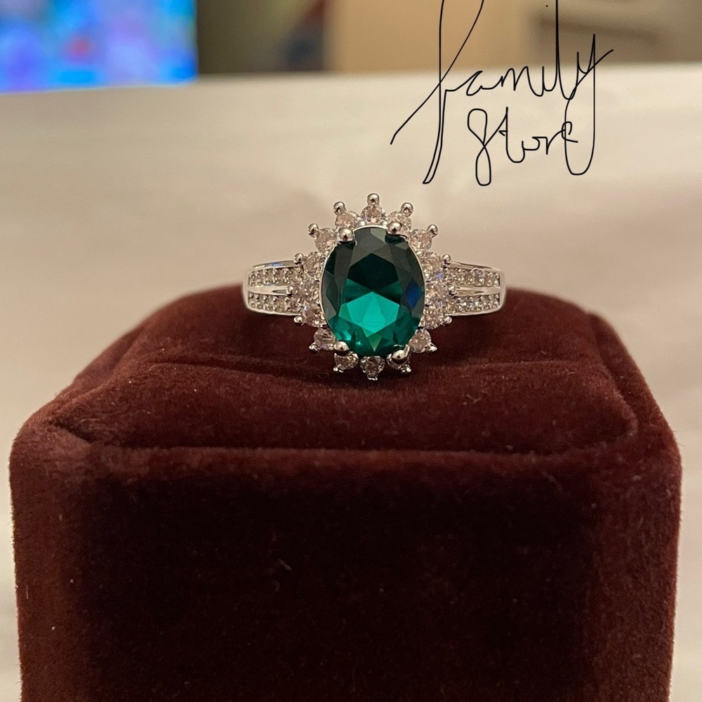 Emerald Green wedding ring - Picture 2 of 8